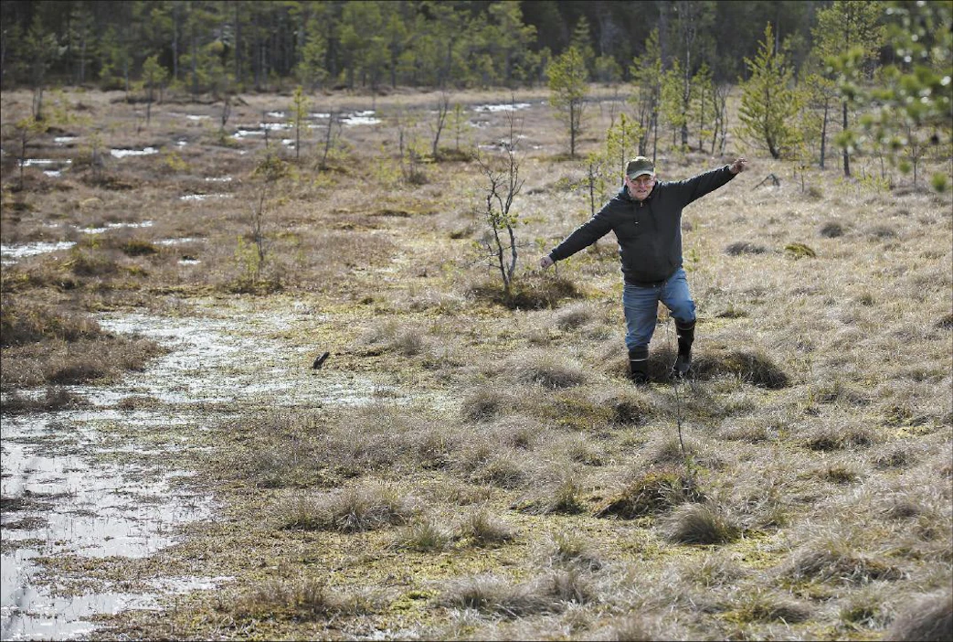 Fjalar Möuts tuohtui elykeskuksen kirjeestä, jossa esitettiin suojelua hänen maallaan Siklaxmossenilla. JOHANNES TERVO