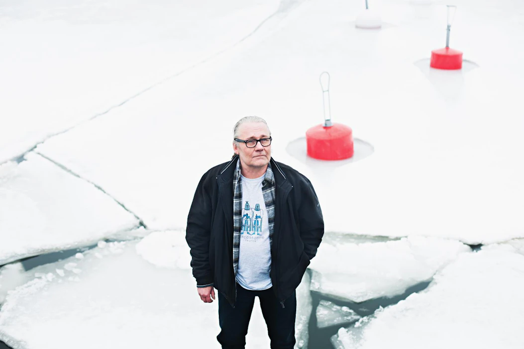 57-vuotias Edu Kettunen viihtyy meren rannalla. Hän on asunut vaimonsa Liisan kanssa 15 vuotta eräässä Suomen kauneimmista kolkista, Kemiönsaaressa.