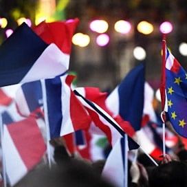Tuhansia ranskalaisia juhli keskustaliberaalin Emmanuel Macronin valintaa presidentiksi Louvren edessä Pariisissa sunnuntaina illalla. Macronille sateli onnitteluja myös maailmalta.