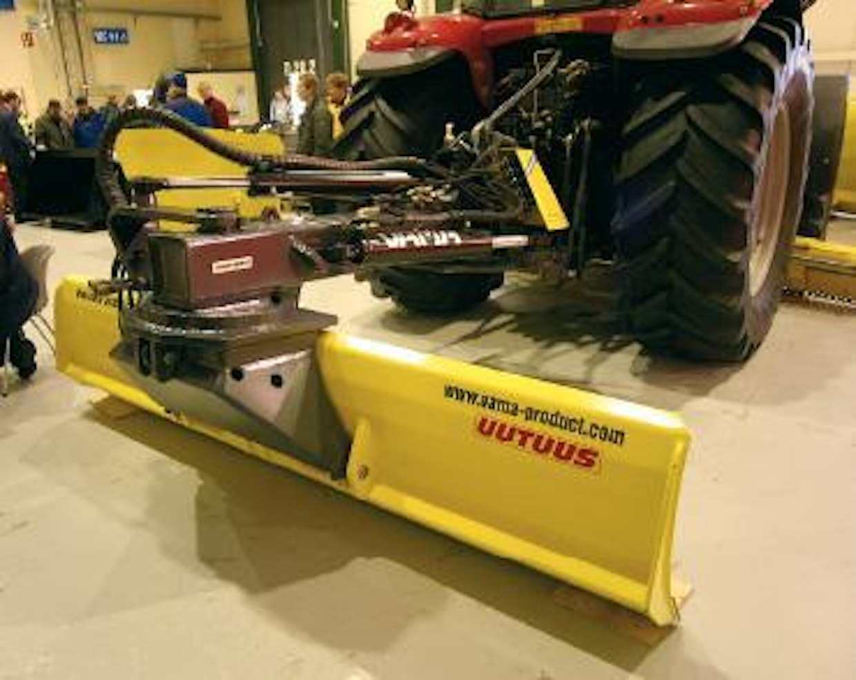 Vaman useita hydraulisia toimintoja sisältävä takalana ei enää välttämättä tarvitse vetokoneesta kaikille toiminnoille omia hydrauliliitäntöjä. E-Control sähkölohkolla voidaan käyttää enimmillään seitsemää eri liikettä, traktorista riittää yksi kaksitoiminen liitinpari. Vama-Productin valmistamia lanoja myy K-Maatalous.