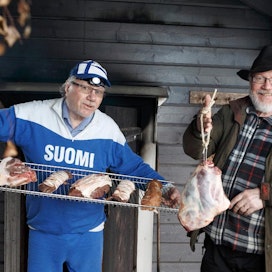 Topi Ikäläinen ja Seppo Kononen tunnustautuvat herkkusuiksi, joille luonnonantimet ovat keskeinen osa ruuanlaittoa. Konosen lammas kasvoi Telkkämäen perinnetilalla.
