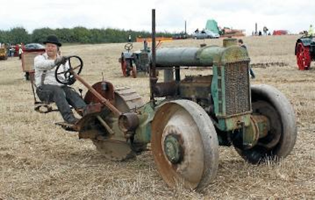 Skotlantilaista Glasgow-traktoria tehtiin vuosina 1919–1924, tämä yksilö on vuodelta 1920. Kolmipyörävetoisessa traktorissa on 4-sylinterinen Continental-moottori, myös Waukeshaa ilmeisesti käytettiin. Vaihteita 2 eteen ja pakki, paino työkunnossa n. 1700 kg. Glasgow oli tarkoitettu kilpailijaksi Fordsonille, mutta kisassa kävi heikosti. Suunnitelmiin kuului tehdä jo ensimmäisenä vuonna 5000 traktoria, mutta kokonaisvalmistus jäi kaiketi alle 500:taan.