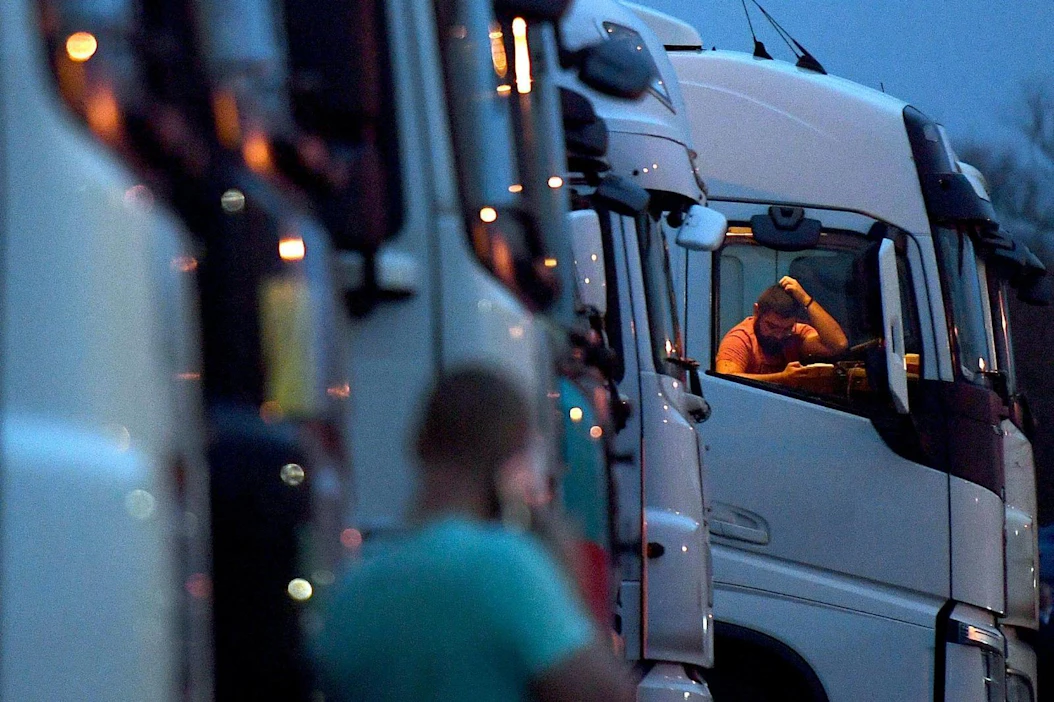 Ranska ilmoitti tiistaina sallivansa EU:n kansalaisten ja EU:n alueella normaalisti asuvien muiden maiden kansalaisten välttämättömän matkustamisen Britanniasta keskiviikosta alkaen. LEHTIKUVA/AFP