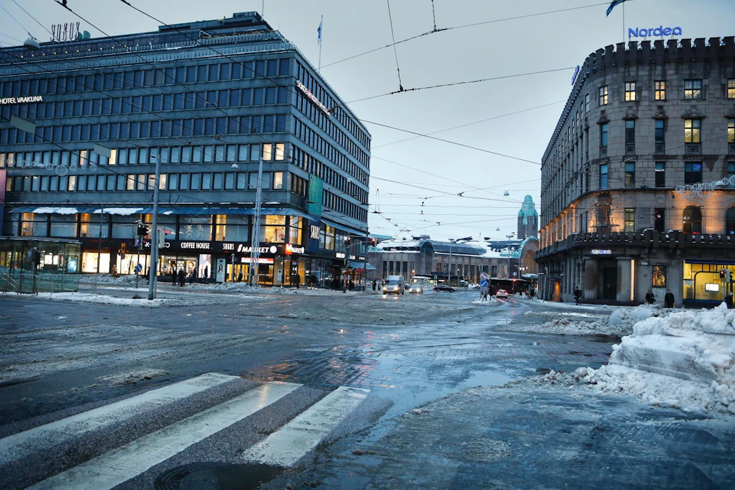 Helsingin ydinkeskusta sijaitsee meren ympäröimällä niemellä. Vanhoilla asuinalueilla meritulvan riski arvioidaan korkeammaksi kuin uusilla alueilla.