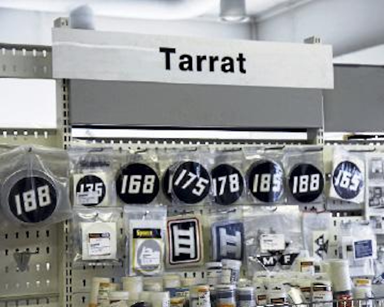 Osa vanhempien traktoreiden tarroista ja merkeistä on jouduttu teettämään.