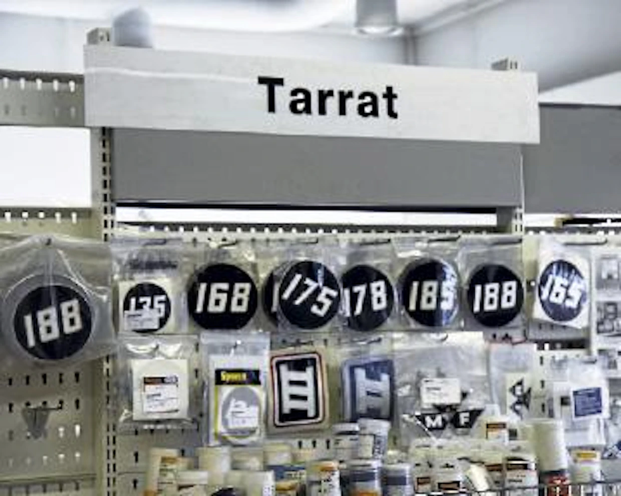 Osa vanhempien traktoreiden tarroista ja merkeistä on jouduttu teettämään.
