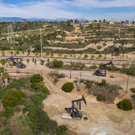 Ylitarjonnan vuoksi öljyvarastojen kapasiteetti Yhdysvalloissa uhkaa loppua. Arkistokuva on Inglewoodin öljykentältä Los Angelesista. LEHTIKUVA / AFP