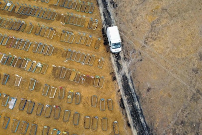 Brasilian Manausissa oikealla olevalle tyhjälle alueelle tullaan todennäköisesti hautaamaan niitä, joiden hengen on vienyt koronavirus. LEHTIKUVA / AFP