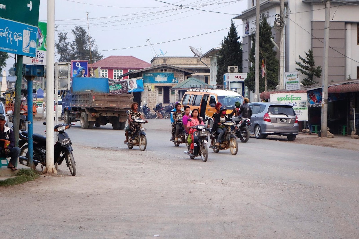 Keskisuuren Aung Banin kaupungin työmatkaliikenteeseen ilmestyivät autot toden teolla tällä vuosikymmenellä.