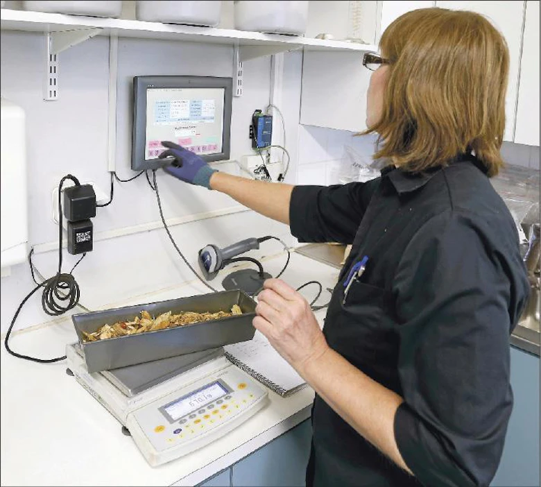 1 Tuula Roukala punnitsee Toppilan voimalaitoksen laboratoriossa hakkeen painon kosteana (1).Punnituksen jälkeen näyte pannaan uuniin kosteusprosentin määritystä varten (2).Kuivattu hake jauhetaan ja puristetaan briketiksi (3).Briketti poltetaan, jolloin saadaan määritettyä hake-erän energiasisältö (4).Oulun Energia polttaa puupolttoaineita Toppilassa talvisin noin 50 rekallista päivässä (5).