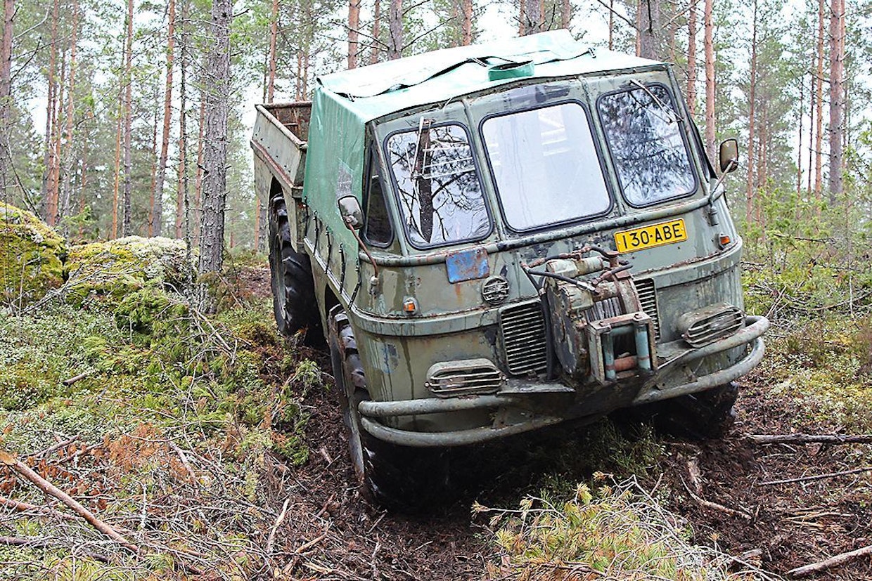 Armeija-Terra selviää hankalista paikoista huomattavasti siviili-Terraa helpommin. Sotilaat ja tykit ovat 50 vuotta sitten liikkuneet Valmetin maastokalustolla varmemmin kuin puut. Tässäkin tapauksessa ollaan taka-akselin automaattilukon varassa, mutta paljon enemmän liikkumiseen vaikuttaa kunnollinen rengastus ja osaltaan myös turbiinikytkin.