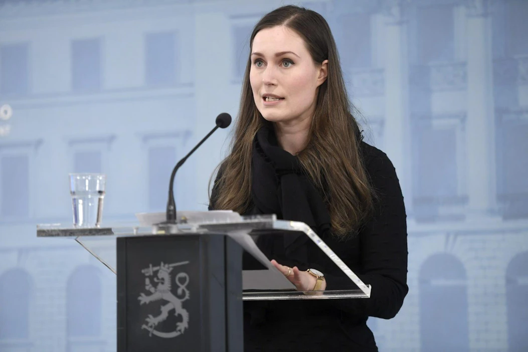 Pääministeri Marin kertoi liikkumisrajoituksista hallituksen infossa keskiviikkona illalla. LEHTIKUVA/HANDOUT/HEIKKI SAUKKOMAA
