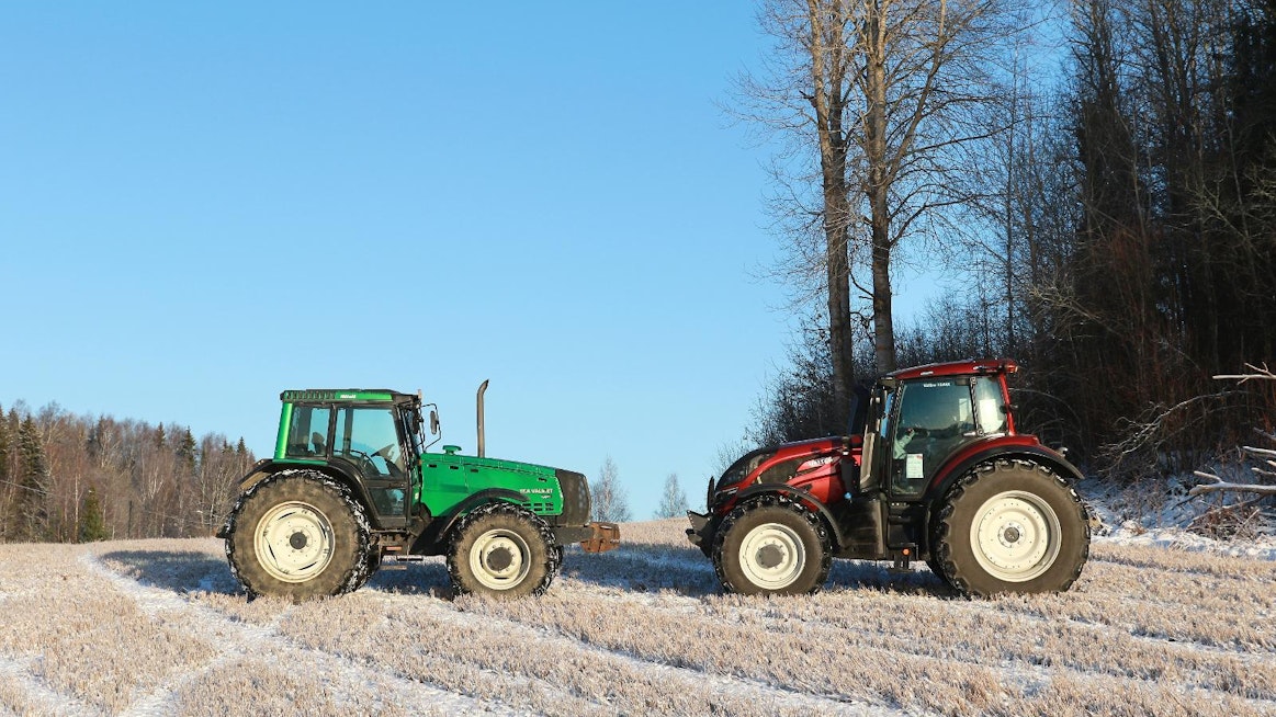Koneviesti vertaili, miten ValtraValmet 8450 pärjää Valtran T144 -mallille. Peltotöihin traktoreilla ei kuitenkaan päästy syksyn runsaiden sademäärien vuoksi.