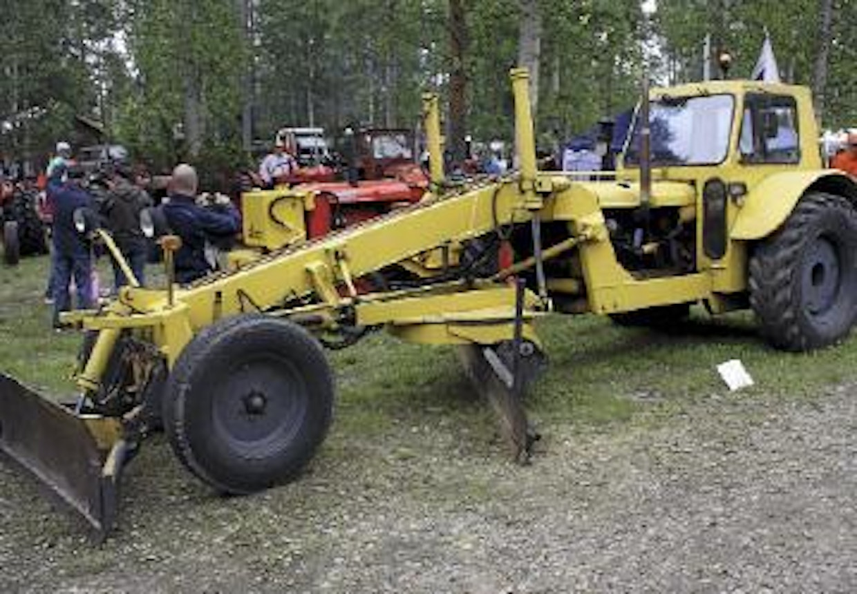 Nuffieldista rakennetussa Vammas-June Tienallessa on periaatteessa kaikki oikean tiekarhun toiminnot. TVH:laisten keskuudessa sitä pidettiin kuitenkin varsin mitättömänä laitteena, ainakin mäkisimmillä alueilla. Pyörä ei aina pitänyt 6 tonnin painosta huolimatta, ja jos piti, niin sitten loppui moottorista puhti. Kestävyydessäkin oli parannettavaa. (Oulainen)