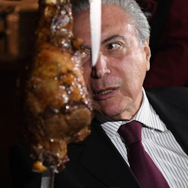 Presidentti Michel Temer kutsui suurimpien ostajamaiden suurlähettiläät liha-aterialle rauhoitellakseen näitä sen jälkeen, kun lihaskandaali sai alkunsa. LEHTIKUVA/AFP