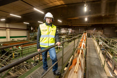 ”Mehän kaikki olemme nyt uudessa tilanteessa ja totuttelemme uusiin rooleihin. Siinä mielessä edessä on mielenkiintoinen syksy”, UPM Timberin liiketoimintajohtaja Antti Koulumies arvioi työehtosopimusneuvotteluja. Kuva on UPM:n Korkeakosken sahalta Juupajoelta.