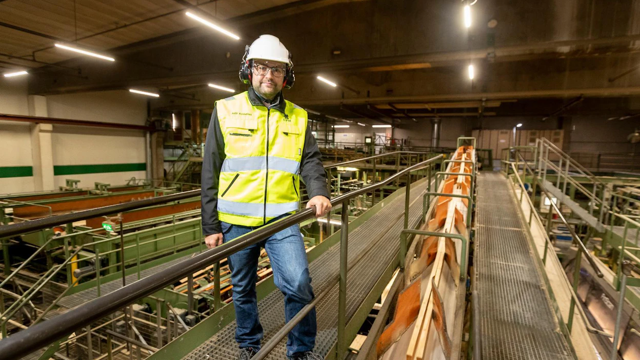 ”Mehän kaikki olemme nyt uudessa tilanteessa ja totuttelemme uusiin rooleihin. Siinä mielessä edessä on mielenkiintoinen syksy”, UPM Timberin liiketoimintajohtaja Antti Koulumies arvioi työehtosopimusneuvotteluja. Kuva on UPM:n Korkeakosken sahalta Juupajoelta.