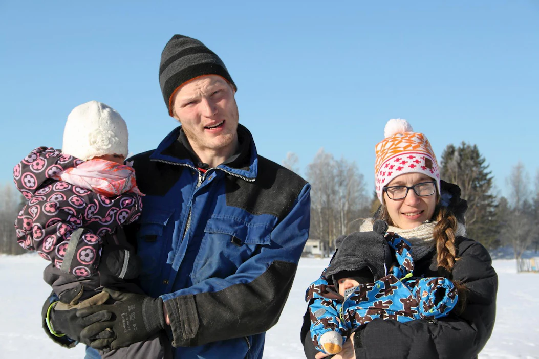 Hannu ja Aino Vähätiitto ovat luotsanneet isännän kotitilaa reilun kahden vuoden ajan. Vajaan 50 lypsävän maitotilalla kasvaa myös seuraava sukupolvi, Ellen ja Niilo.