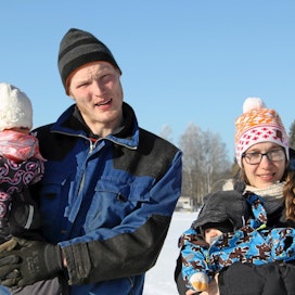  Hannu ja Aino Vähätiitto ovat luotsanneet isännän kotitilaa reilun kahden vuoden ajan. Vajaan 50 lypsävän maitotilalla kasvaa myös seuraava sukupolvi, Ellen ja Niilo.