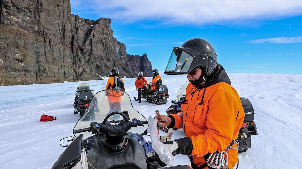 Mekaanikko Esa Vimpari tekee pikkusäätöä moottorikelkkaan Etelänapamantereen karuissa oloissa. Retkikunta on tutustumassa Basen-vuoreen, jolla sijaitsee Suomen tutkimusasema Aboa.