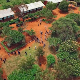 Osana koulun omavaraisuussuunnitelmaa koululla on 10 hehtaaria peltoa, kolme kalalammikkoa, 500 hedelmäpuuta, 43 porsasta ja kahdeksan lehmää.