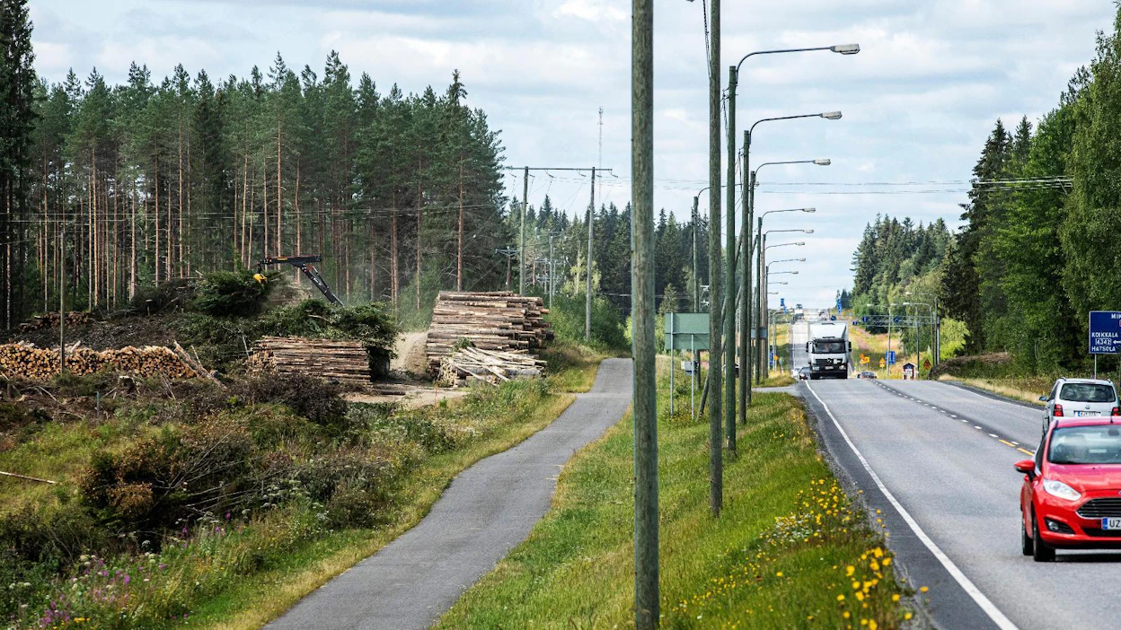 Viitostien levennyksen mahdollistavat hakkuut käynnistyivät Juvalla pari viikkoa sitten. Kuva on pari kilometriä Juvan ABC:ltä Mikkelin suuntaan.