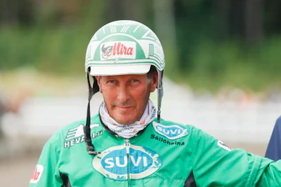 Ari Moilanen tahdittaa 65-vihjerivin varmaa Maisteri Jutilaa.
