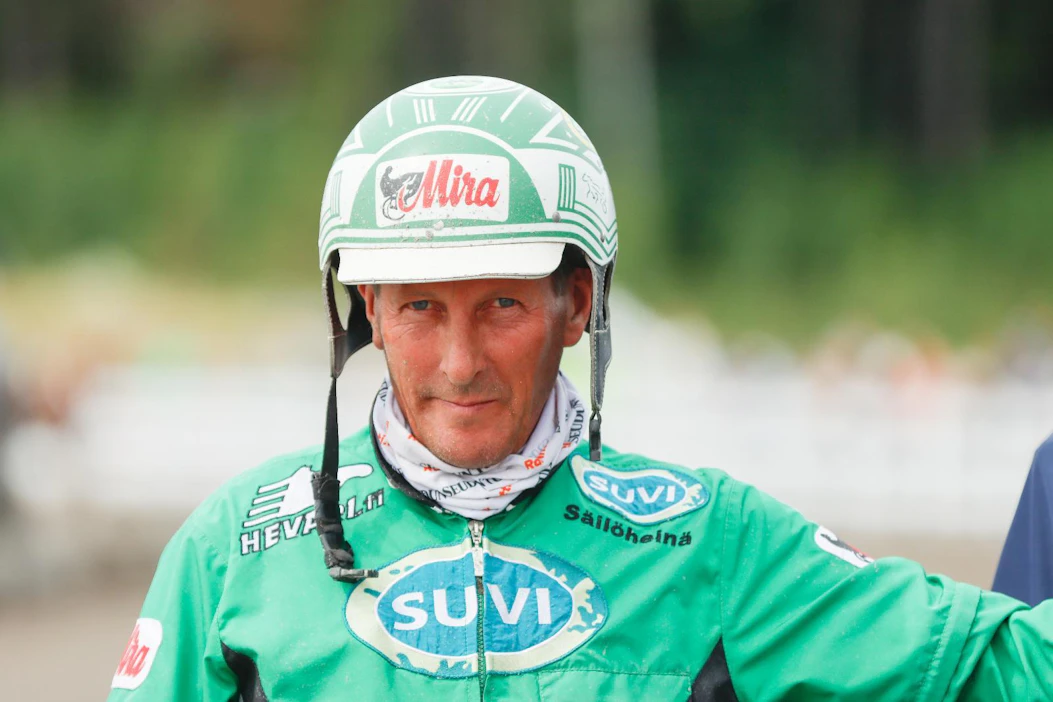 Ari Moilanen tahdittaa 65-vihjerivin varmaa Maisteri Jutilaa.