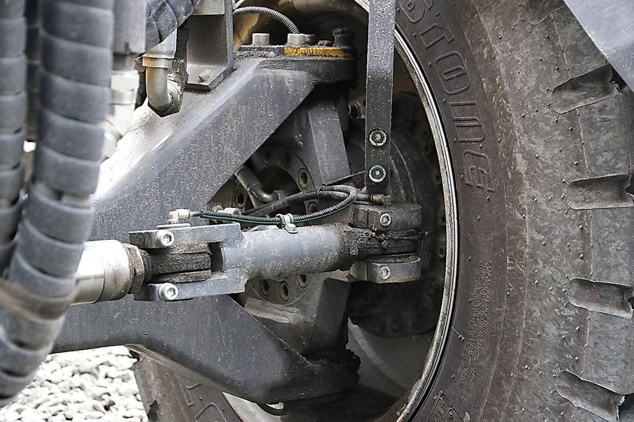 Kuudella pyörällä vetävässä Veekmas FG2428:ssa on napamoottori. Etuakseli poikkeaa muutoinkin nelipyörävetoisesta mallista. Kosusen mukaan puskuteho verrattuna perinteiseen FG-malliin on erittäin suuri.