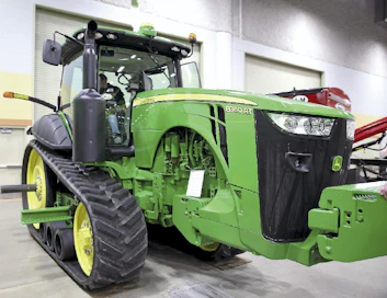 Tämän John Deeren 8360 RT telatraktorin listahinta on 284 000 euroa, mutta näyttelyn kunniaksi koneeseen tarjottiin reilun 18 000 euron varustepakettia veloituksetta.