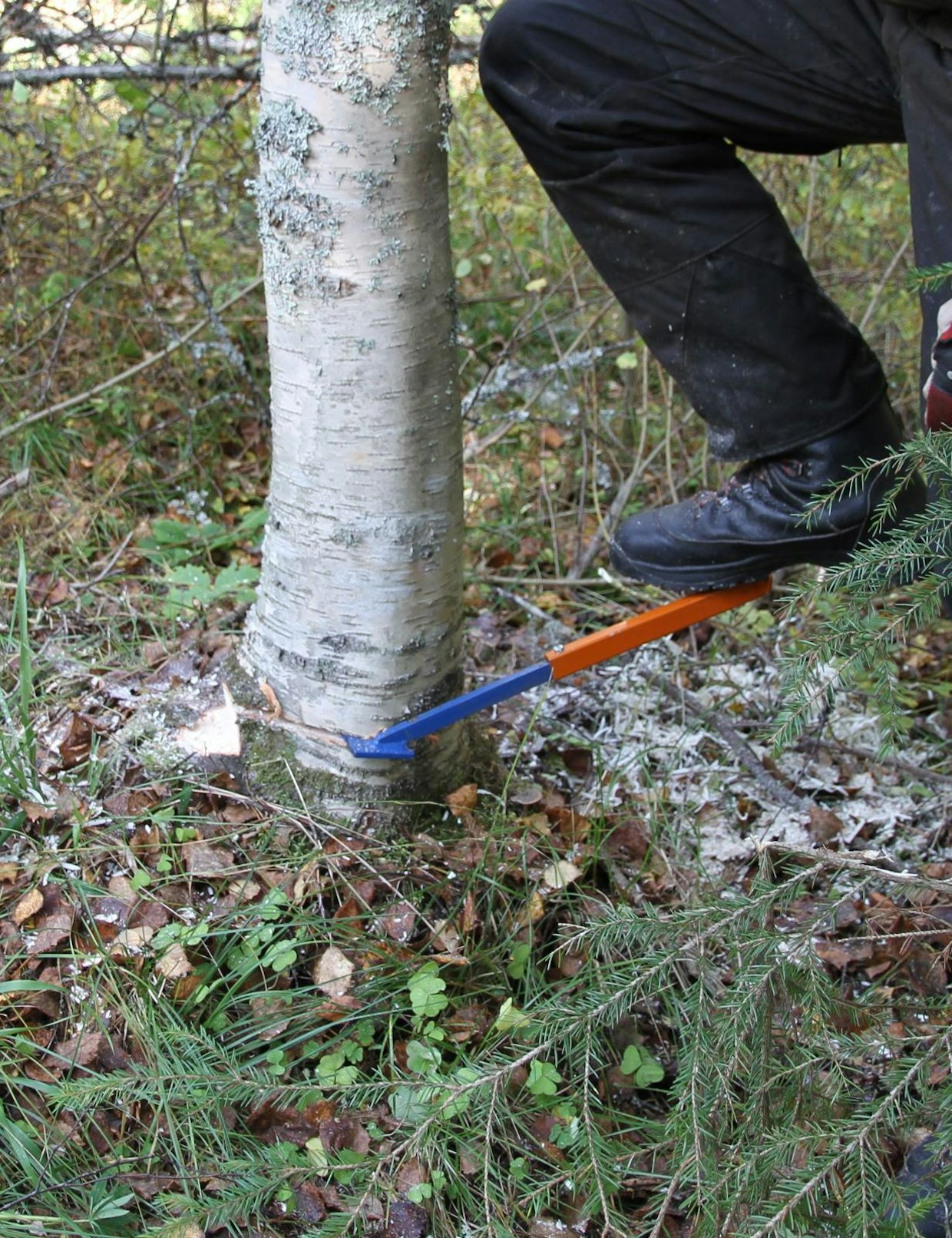 Kuvan jalalla sivultapäin käytettävä vänkäri on teleskooppinen, jolloin vääntövartta saadaan enemmän.