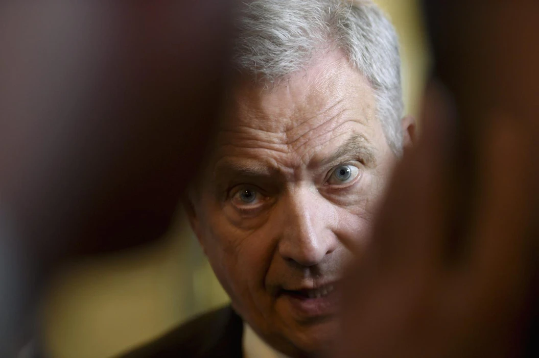 Presidentti Sauli Niinistö kiinnitti huomiota ulkoilijoiden koronaturvaväleihin. Lehtikuva / Emmi Korhonen