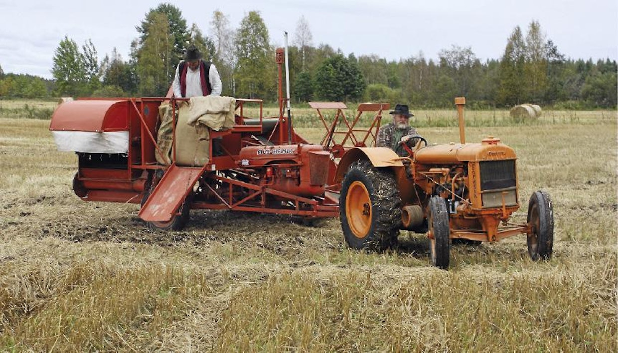 Poikittaisen puintikoneistonsa ansiosta Allis-Chalmers on alle 5 m pitkä, mutta mikään kovin notkea käänneltävä puimuri ei siitä huolimatta ole. Voimanottokäyttöisessä mallissa aisapainoa on muutamia kiloja, apumoottorimalli painattaa traktorin vetolaitetta 135 kilon edestä.