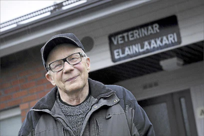 Esa Kääntee muutti nuorena eläinlääkärinä Närpiöön, koska sieltä oli kohtuullinen matka kotiin Kokemäelle. Pian mies ja muuttokuorma ottavat suunnan kohti synnyinseutua. Johannes Tervo