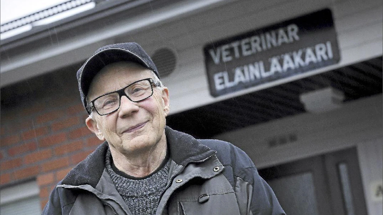 Esa Kääntee muutti nuorena eläinlääkärinä Närpiöön, koska sieltä oli kohtuullinen matka kotiin Kokemäelle. Pian mies ja muuttokuorma ottavat suunnan kohti synnyinseutua. Johannes Tervo
