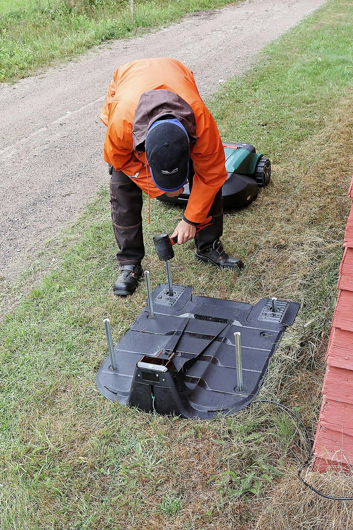 Telakointiasema on syytä kiinnittää maahan tukevasti. Kuvan Robomowin ja Vikingin asemat kiinnitetään maakiiloilla, Hondan ja Husqvarnan muovisilla ruuveilla.