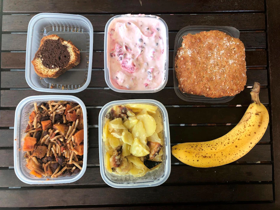 Testipäivänä pääruokavaihtoehtoina oli broilerikiusausta tai kasvis-makaronipataa. Jälkiruuaksi sai valita tiikerikakkupalan tai annoksen marjarahkaa. Banaaneja ja leipää oli jaossa ilmaiseksi.