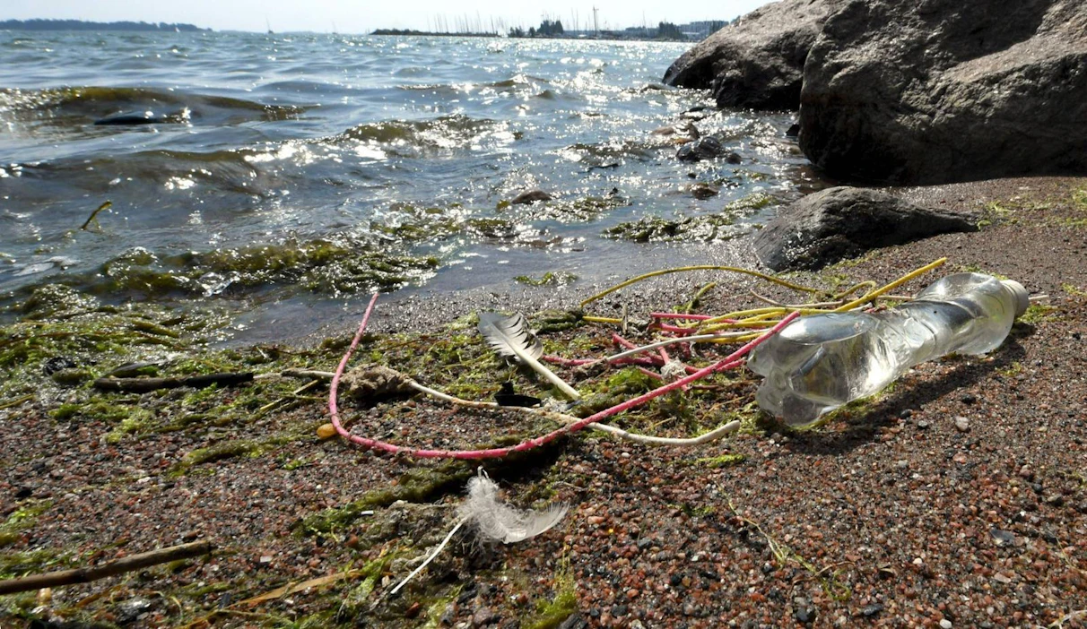 Paljain silmin näkymätön mikromuovi sekä suurikokoisempi muoviroska ovat saastuttaneet Suomen hiekkarantoja aina Perämereltä Suomenlahden itäosaan saakka. LEHTIKUVA / Jussi Nukari