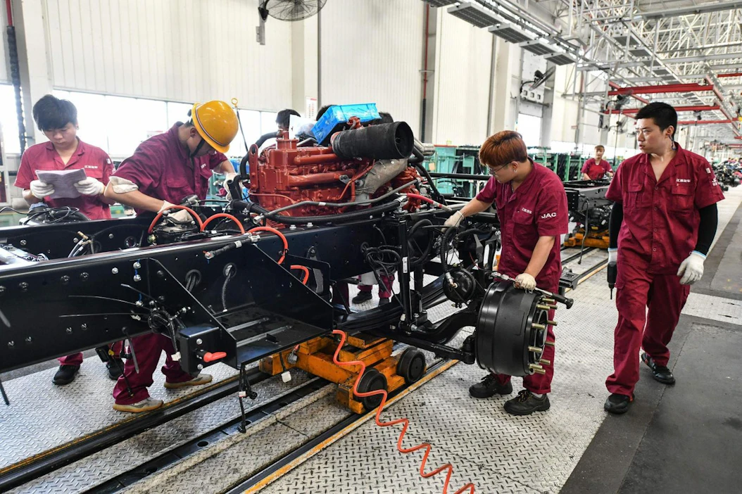 Kiinan odotetaan olevan ainoa suuri talous, joka kasvaa vuonna 2020. Työntekijät kokosivat torstaina kuorma-autoa tehtaassa Kiinan Fuyangissa. LEHTIKUVA/AFP