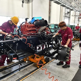 Kiinan odotetaan olevan ainoa suuri talous, joka kasvaa vuonna 2020. Työntekijät kokosivat torstaina kuorma-autoa tehtaassa Kiinan Fuyangissa. LEHTIKUVA/AFP