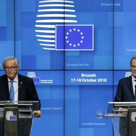 EU-komission puheenjohtaja Jean-Claude Juncker (oikealla) piti Brysselissä tiedotustilaisuuden yhdessä Eurooppa-neuvoston puheenjohtajan Donald Tuskin kanssa. LEHTIKUVA/AFP