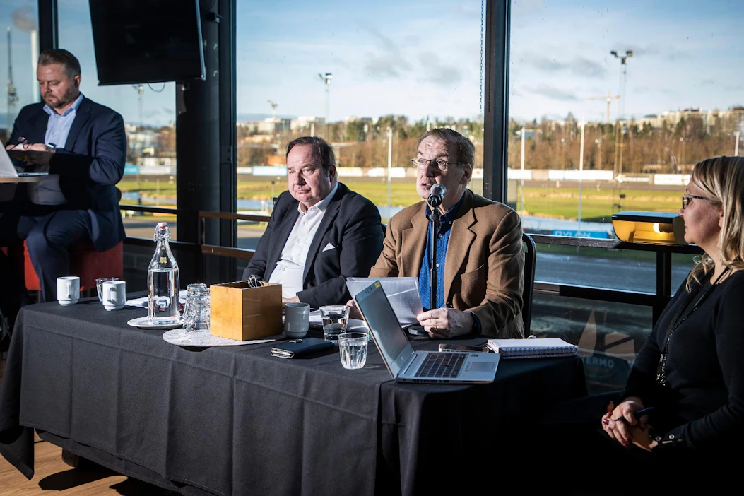 Suomen Hippoksen valtuuskunta oli koolla Vermon katsomossa Espoossa Olavi Haankedon johdolla. Hallituksen puheenjohtaja Kari Eriksson ja toimitusjohtja Sami Kauhanen pitivät katsaukset ja jalostusjohtaja Minna Mäenpää toimi kokouksen sihteerinä.