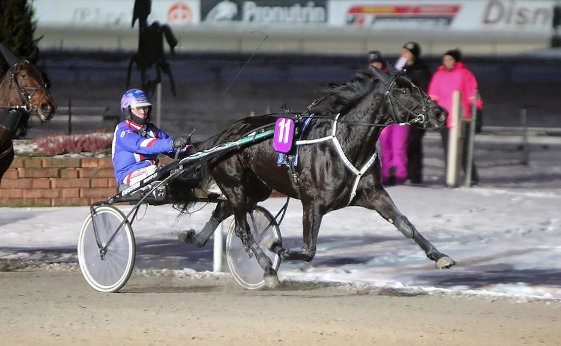 "Olli sanoikin, ettei Seapearl päästä ketään ohitse, jos keulaan päästään", valmentaja Leena Hietanen ihasteli suojattinsa voitontahtoa.