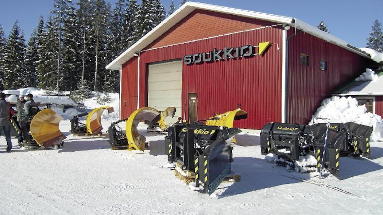 Vaikka talven selkä oli jo maaliskuun alussa taittunut, Soukkio esitteli yleisimpiä valmistamiansa alueauroja ja hydraulisesti säädettäviä  V-mallin lumiauroja. Joitain malleja pääsi kokeilemaan Valtra-traktoreihin kytkettynä.