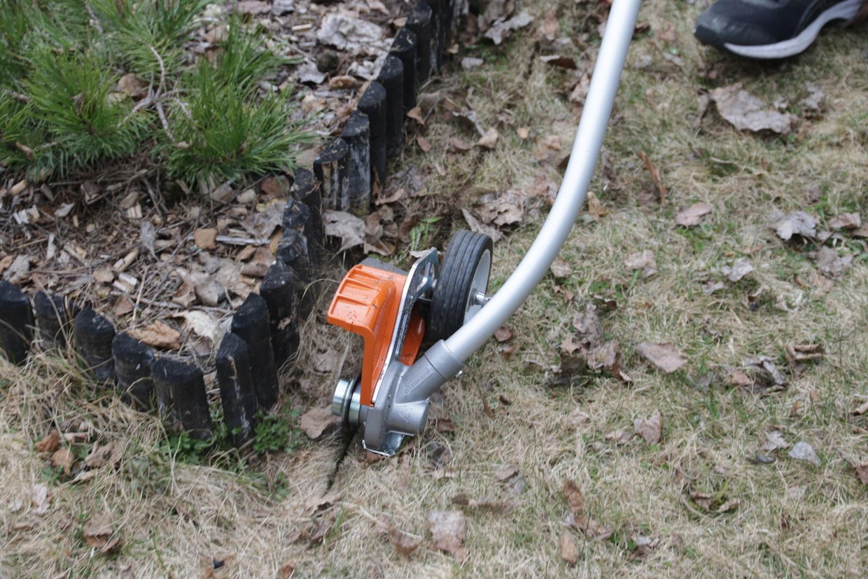 Reunaleikkurilla nurmikon laita voidaan rajata siististi. Vaikka leikkurissa on onkin syvyyssäätö, niin lisävarusteena voi hankkia myös eripituisia teriä.