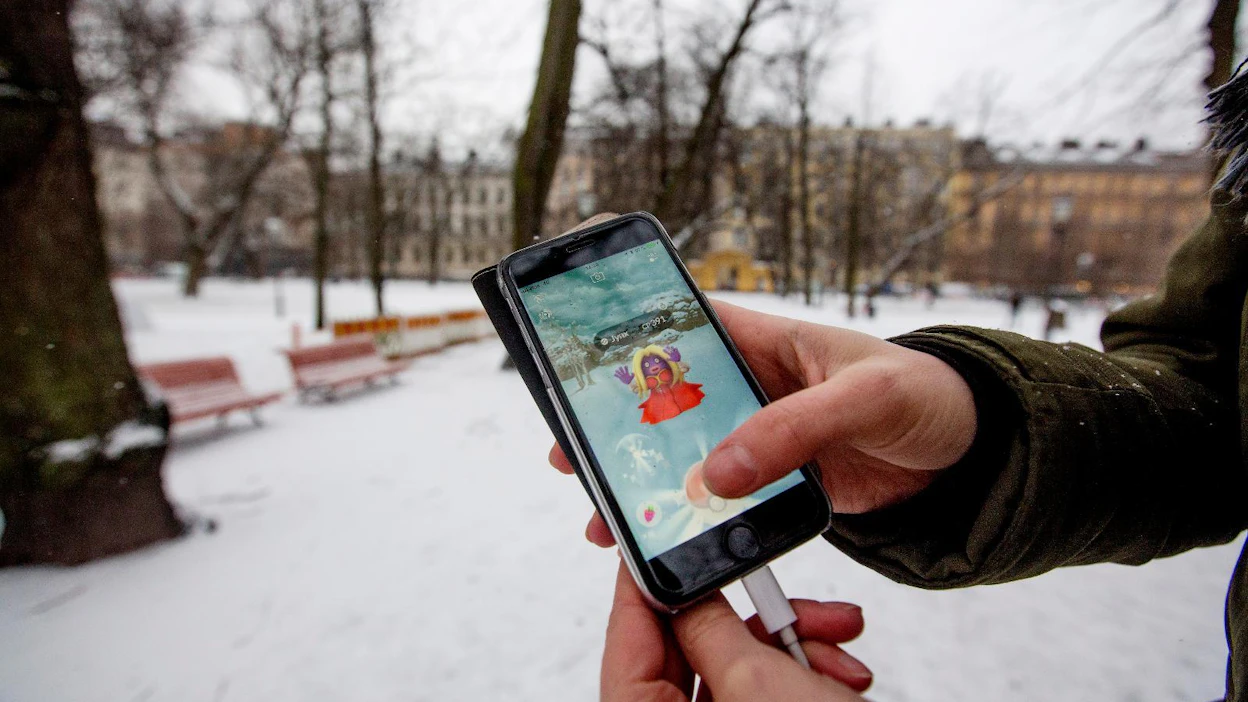 Liikenneturva muistuttaa, että aikuisilla on tärkeä rooli tukea lapsia ja nuoria älylaitteiden tasapainoisessa käytössä sekä kantaa vastuu yhteisten pelisääntöjen sopimisesta liikenteeseen.