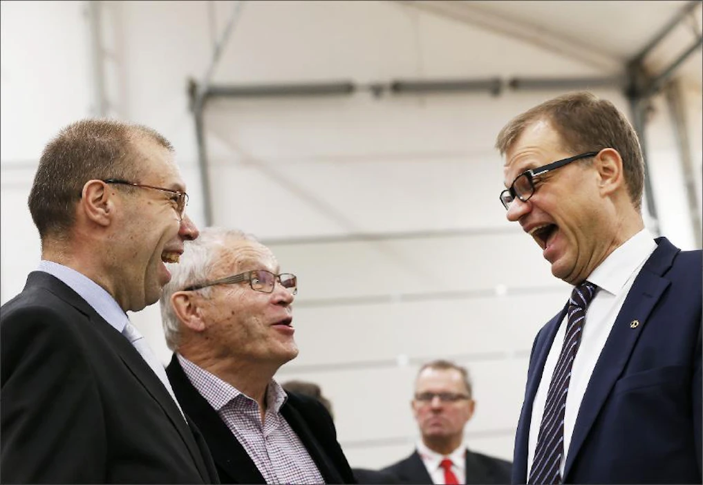 Juha Sipilä rentoutui lauantaina omiensa joukossa. Pyhännällä hän tapasi muun muassa Heikki Kinnusen (vas.) ja Kauko Karhumaan. Taustalla näkyy Teuvo Karppinen. Pekka Fali