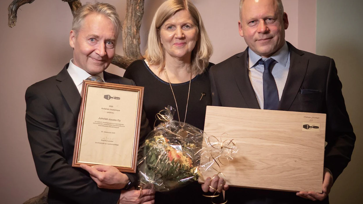 Jukolan Juuston juustolan maidon tuottava Pertti Liias ja juustomestari Markku Liias vastaanottivat Kultainen Juustohöylä -palkinnon. Juustopöytä Oy:n myöntämän kunnianosoituksen jakoi yhdistyksen puheenjohtaja Seija Kurunmäki.