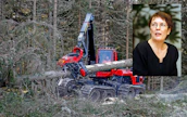 Siinä, onko tarpeen muuttaa politiikkaa, ei kuitenkaan ole kyse syyllisistä, kirjoittaa Satu Hassi.