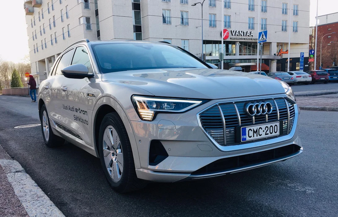Audi E-tron painaa lähes 2,5 tonnia. Siitä akkujen osuus on 700 kiloa. Auton toimintasäde on parhaimmillaan yli 400 kilometriä.